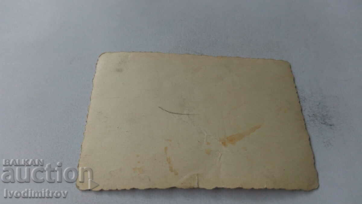 Φωτογραφία Κορίτσι με λευκό φόρεμα στην αυλή με τιμή 1.35 BGN | € 0.69