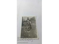 Fotografie Bărbat și băiețel pe o motocicletă retro
