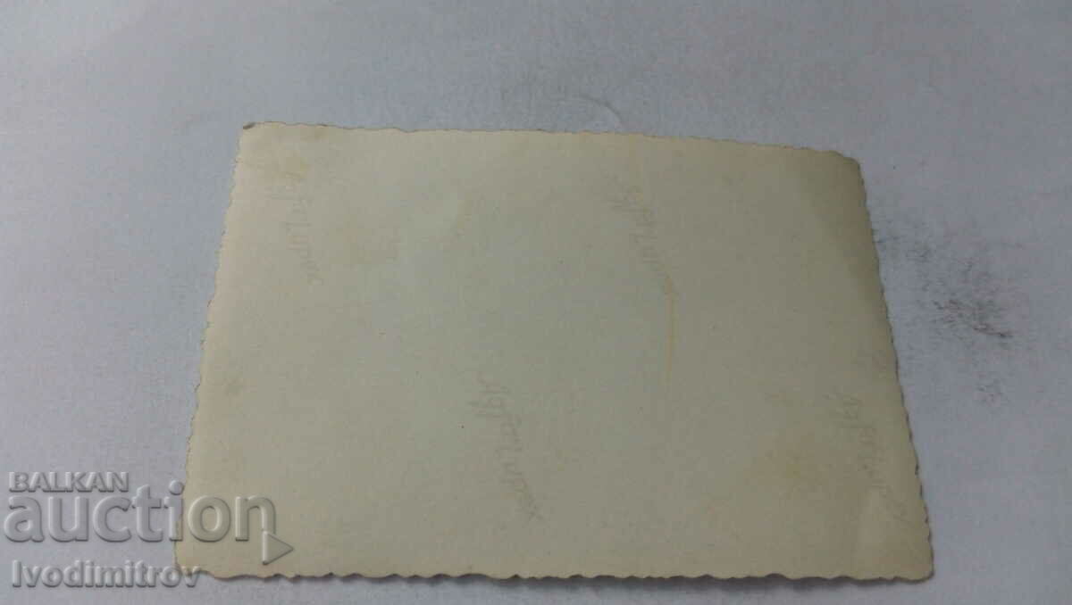 Φωτογραφία Νεολαία μπροστά σε μια λίμνη με τιμή 1.35 BGN | € 0.69 Φωτογραφία Νεολαία μπροστά σε μια λίμνη με τιμή 1.35 BGN | € 0.69