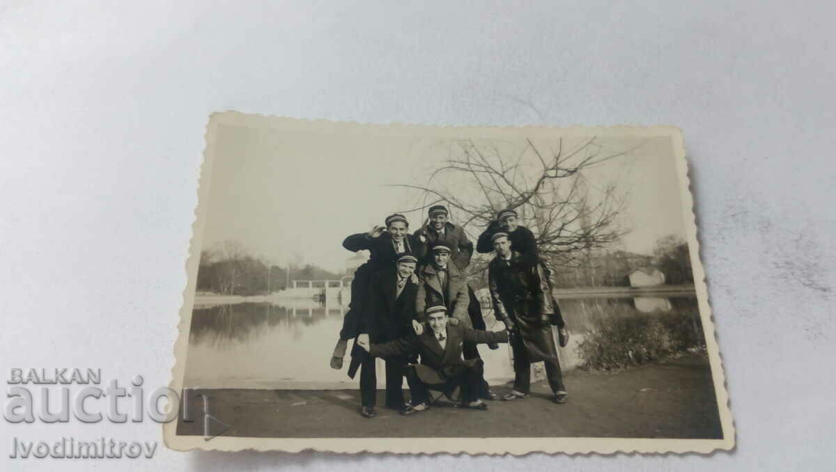 Foto Tineri în fața unui lac