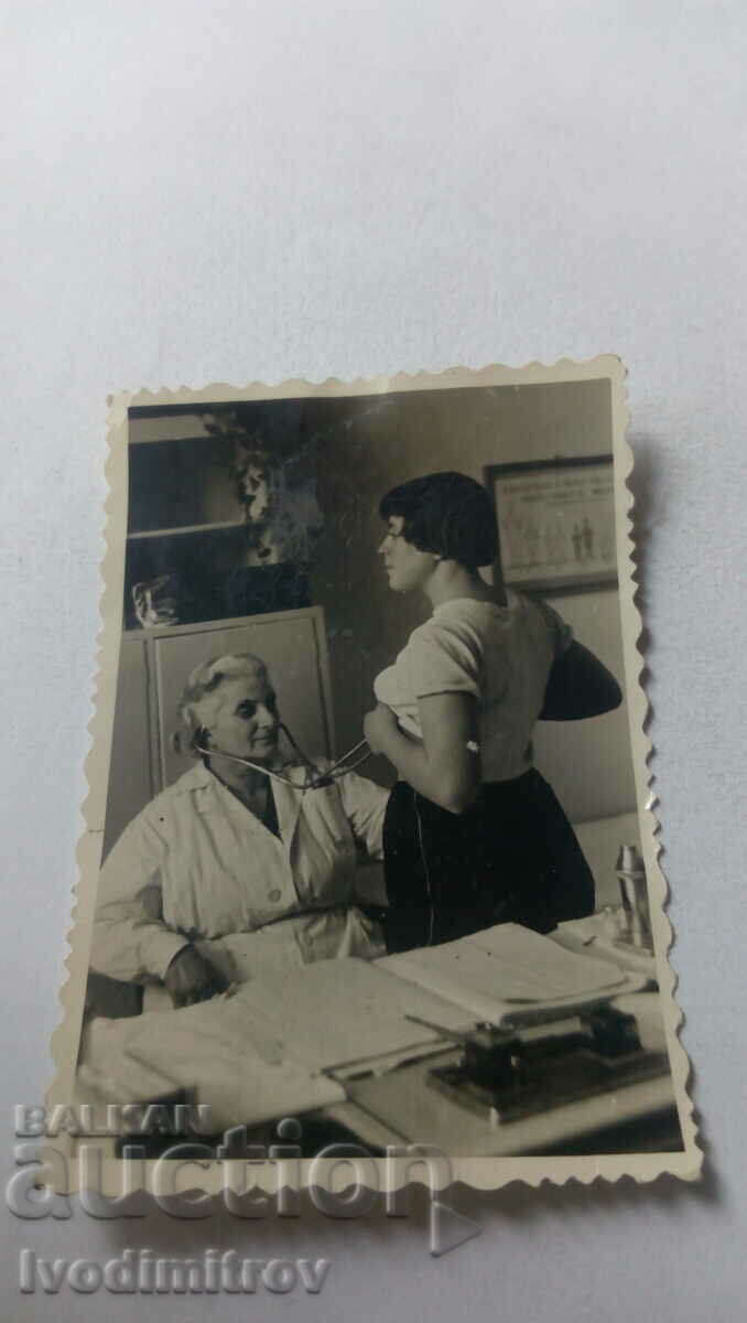 Fotografie cu o femeie examinată de un medic
