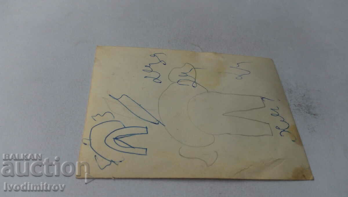 Φωτογραφία Κορίτσι που μυρίζει ένα τριαντάφυλλο με τιμή 1.35 BGN | € 0.69 Φωτογραφία Κορίτσι που μυρίζει ένα τριαντάφυλλο με τιμή 1.35 BGN | € 0.69