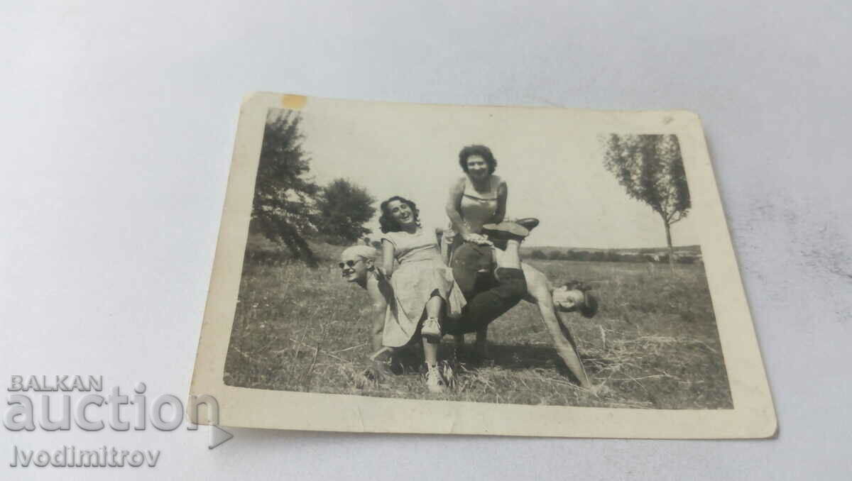 Foto Două fete și două fete cu o siluetă pe gazon