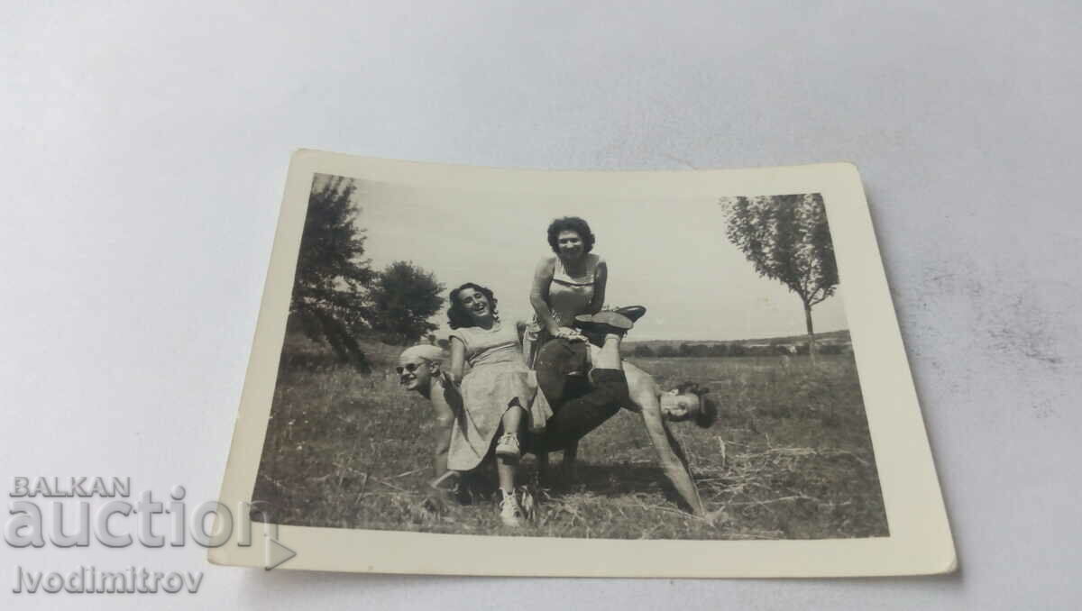 Foto Două fete și două fete cu o siluetă pe gazon