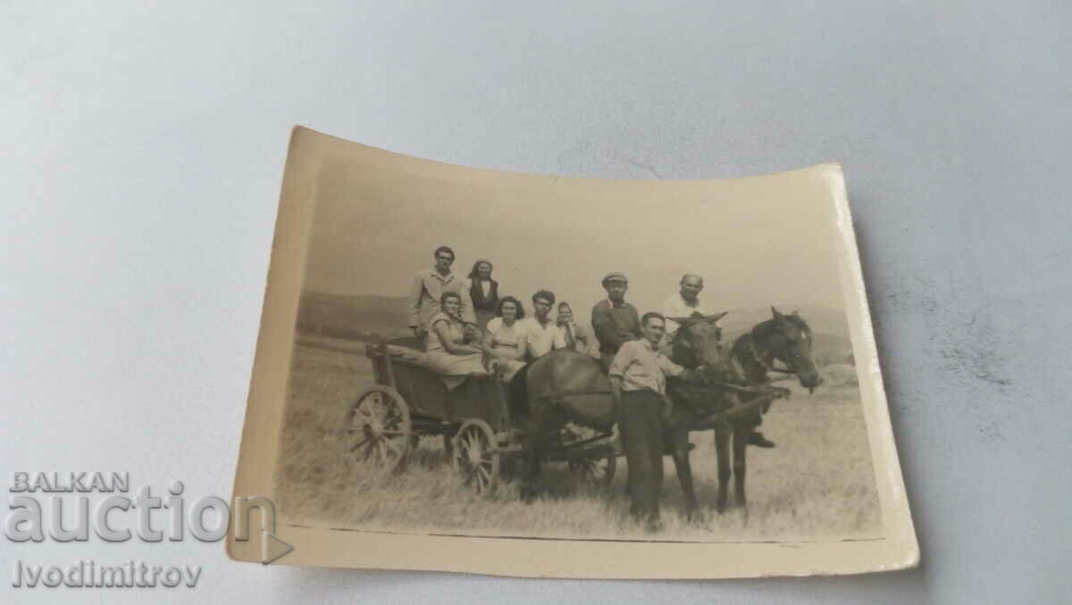 Снимка Мъже и жени с каруца на нивата