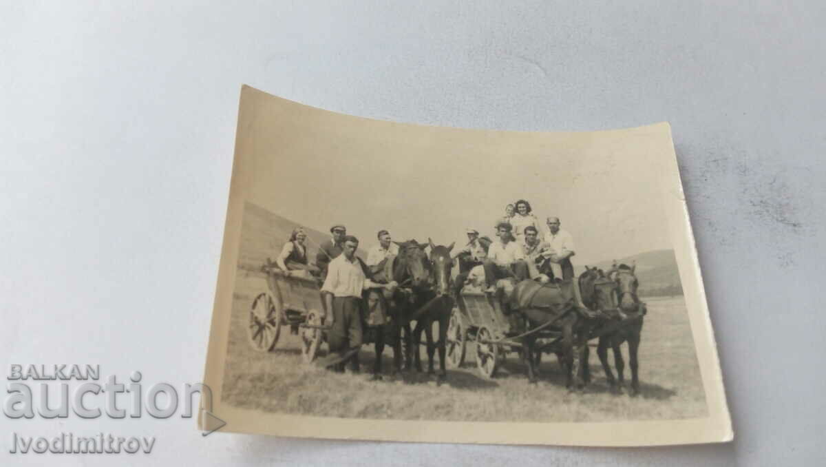 Снимка Мъже и жени с две каруци на нивата