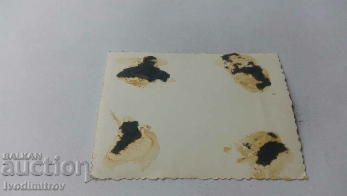 Φωτογραφία Τρεις νεαροί άνδρες με ξύλινα κύπελλα με τιμή 1.35 BGN | € 0.69 Φωτογραφία Τρεις νεαροί άνδρες με ξύλινα κύπελλα με τιμή 1.35 BGN | € 0.69