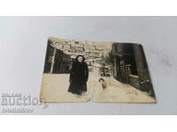 Снимка Велико Търново Жена и момиче на улицата през зимата