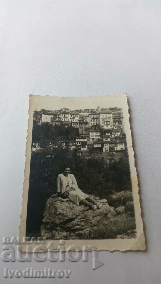 Снимка Велико Търново село Одаите Жена на скала 1937