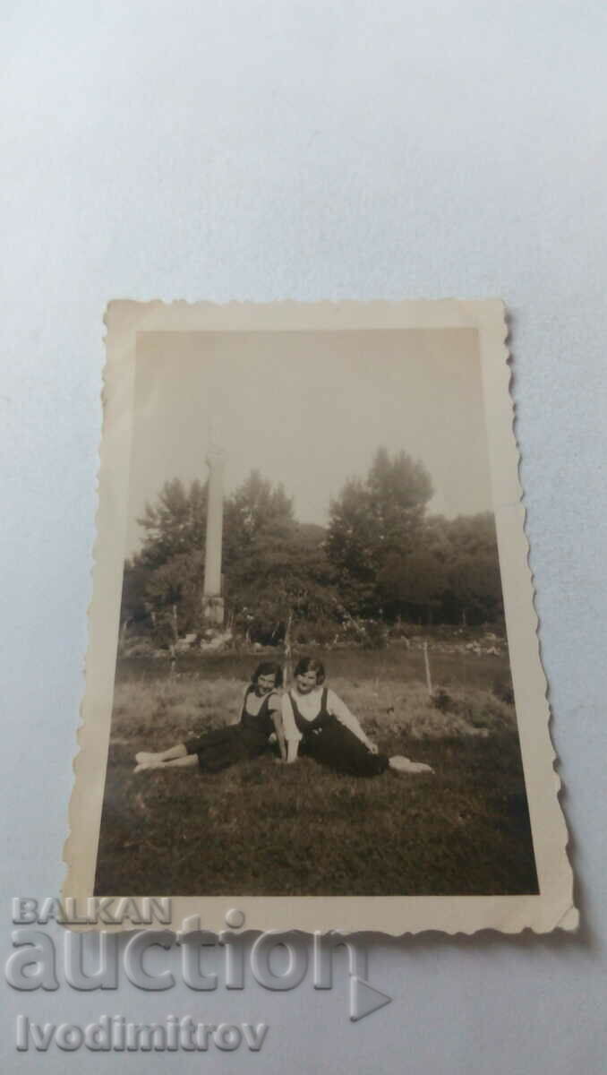 S-ka Plovdiv Δύο νεαρά κορίτσια στον κήπο του Simeon 1933