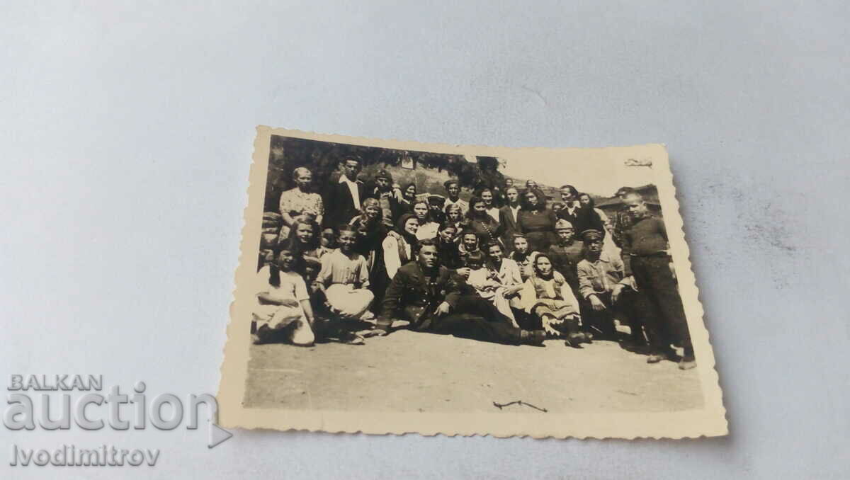 Fotografie Trun Barbati femei si copii in piata 1945