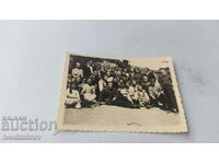 Снимка Трънъ Мъже жени и деца на площада 1945