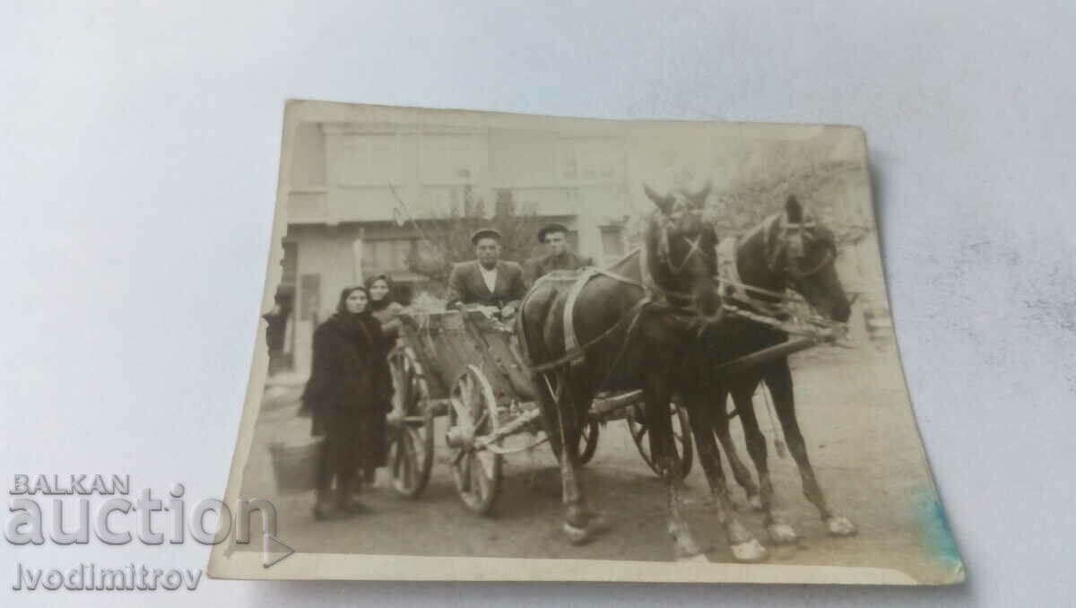 Photo Two men and two women in a cart