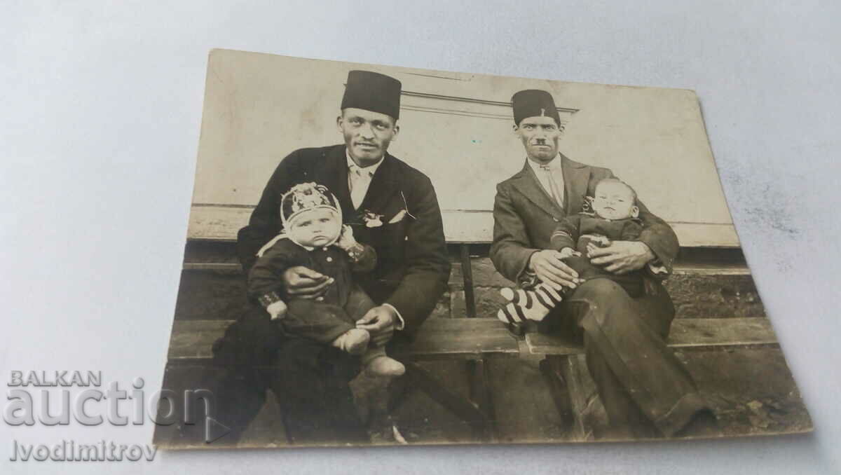 Φωτογραφία Δύο άντρες με φέσια και ένα αγόρι και ένα κορίτσι