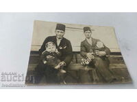 Foto Doi bărbați cu fezze și un băiat și o fată