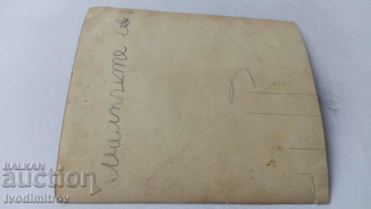 Φωτογραφία Άνδρες γυναίκες και παιδιά μπροστά από ένα ρετρό αυτοκίνητο με τιμή 2.65 BGN | € 1.35 Φωτογραφία Άνδρες γυναίκες και παιδιά μπροστά από ένα ρετρό αυτοκίνητο με τιμή 2.65 BGN | € 1.35