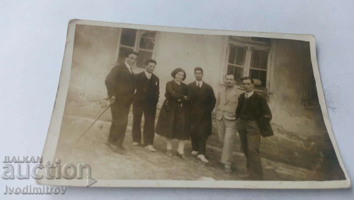 Photo Woman and five men on the street