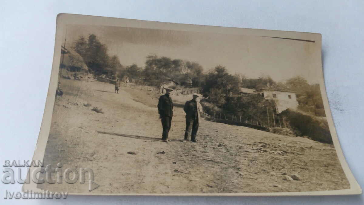 Foto Doi bărbați pe o stradă din sat