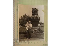 Μια παλιά φωτογραφία μπροστά από το «Βάζο» στο «Πάρκο Νέων» στην πόλη Ρούσε
