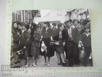 Παλιά φωτογραφία ανθρώπων μπροστά στον κ. «Βαλεντίνα» και τον κ. «Πιρίν» Ρούσε