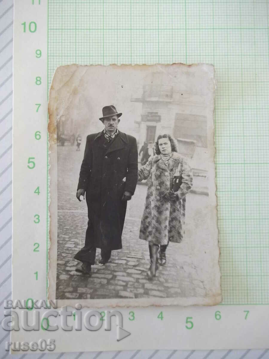 Fotografie veche a unei familii plimbându-se în oraș - 1