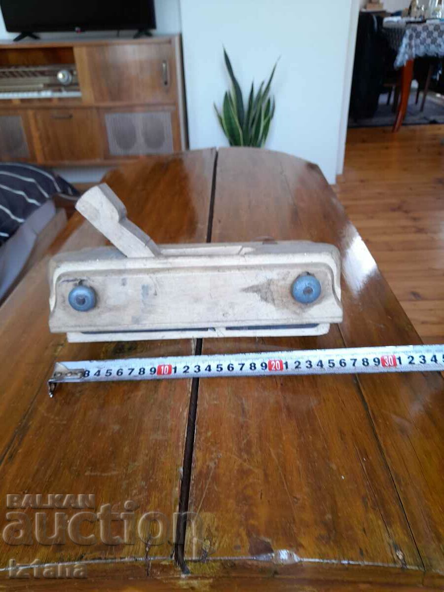 Delivery of Old carpentry grater Delivery of Old carpentry grater