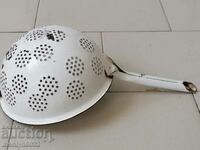 strecurătoare veche emailată, vas cu email timpuriu social NRB