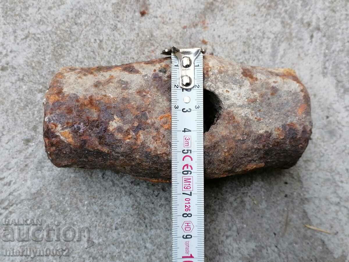 Delivery of An old stone hammer, a tool, a kink