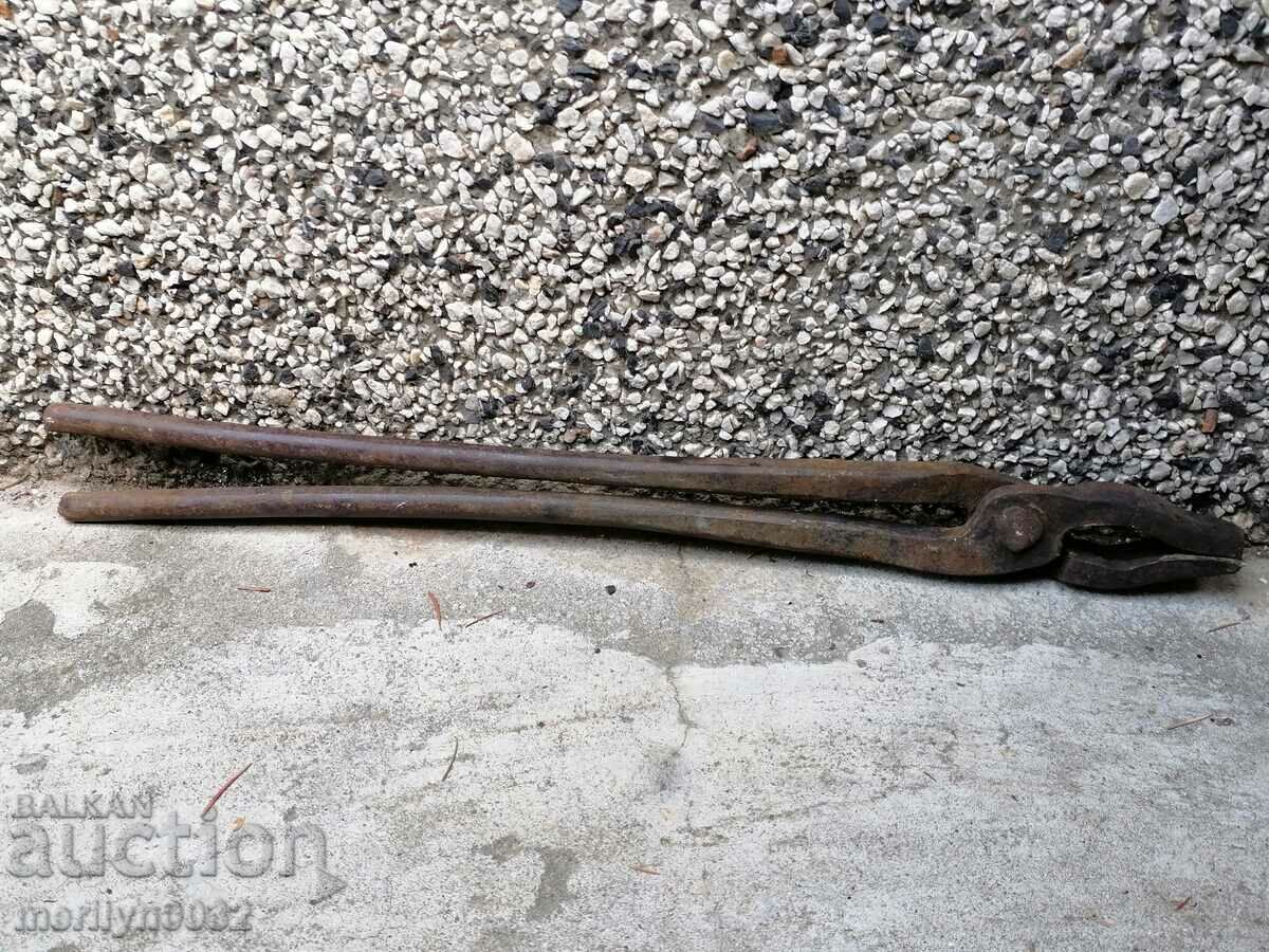 Delivery of Old forging pliers, wrought iron, a keradene tool Delivery of Old forging pliers, wrought iron, a keradene tool