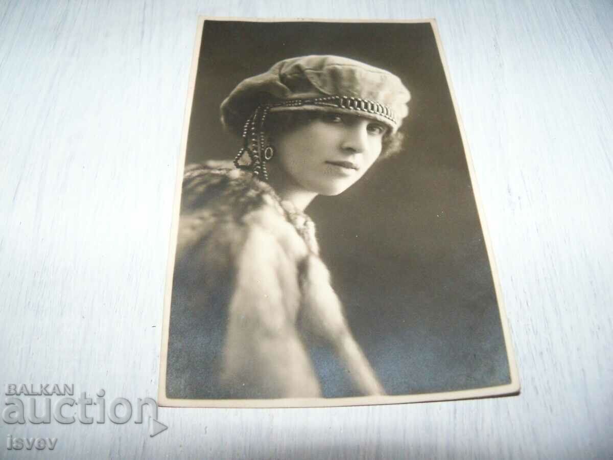 Παράδοση Δύο όμορφες φωτογραφικές κάρτες, γυναικεία πορτρέτα από το 1922. Παράδοση Δύο όμορφες φωτογραφικές κάρτες, γυναικεία πορτρέτα από το 1922.