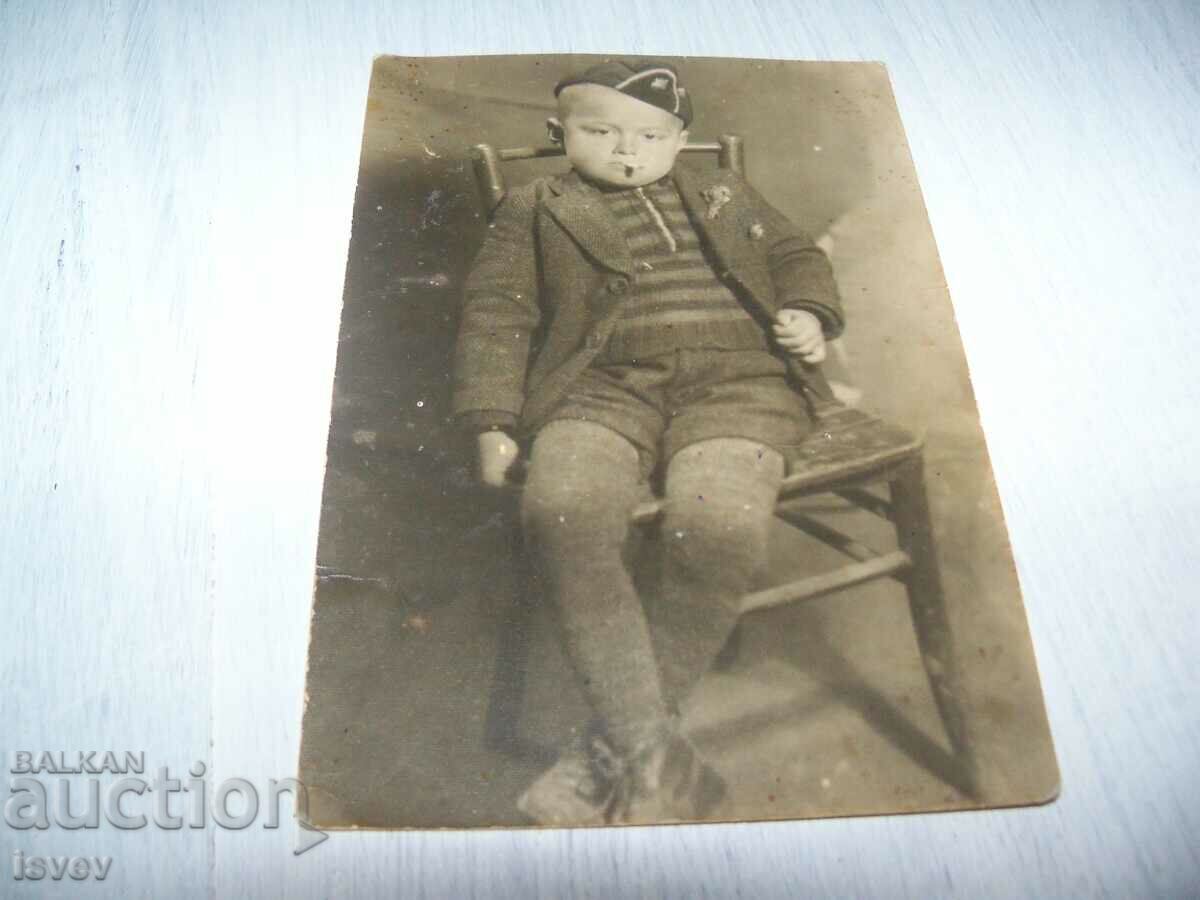 Παλιά φωτογραφία κάρτα, παιδί με τσιγάρο
