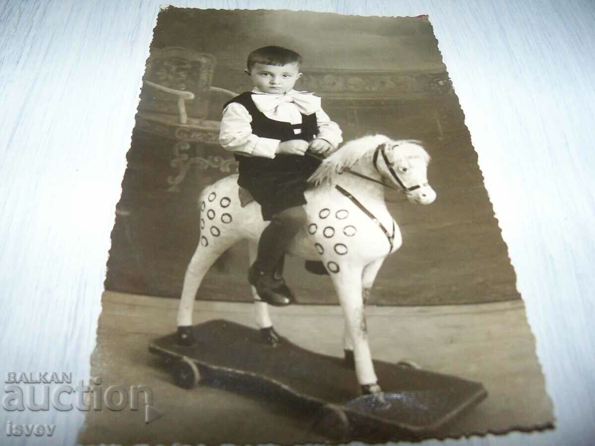 Copil vechi cu o carte cu o jucărie cu preț 12.00 BGN | € 6.14 Copil vechi cu o carte cu o jucărie cu preț 12.00 BGN | € 6.14