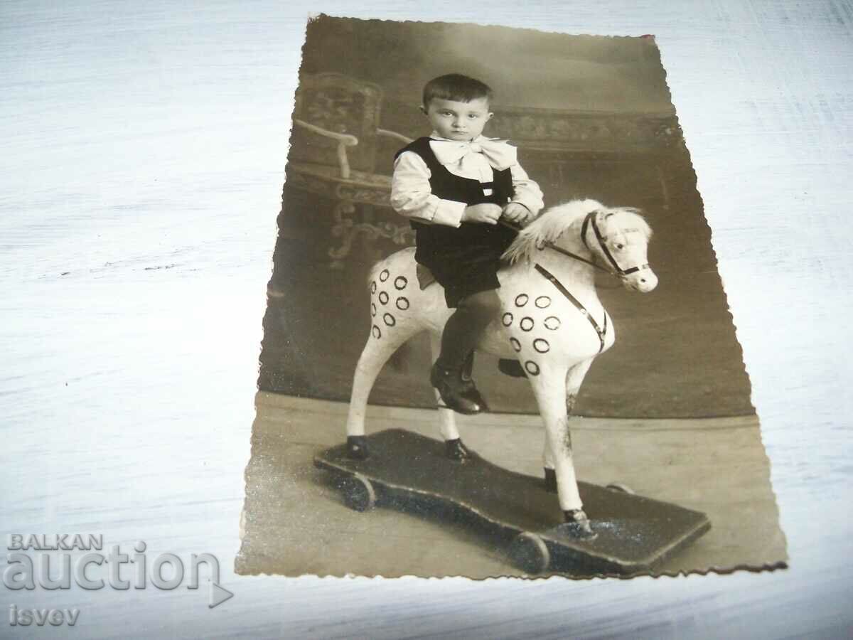 Licitație Copil vechi cu o carte cu o jucărie Licitație Copil vechi cu o carte cu o jucărie