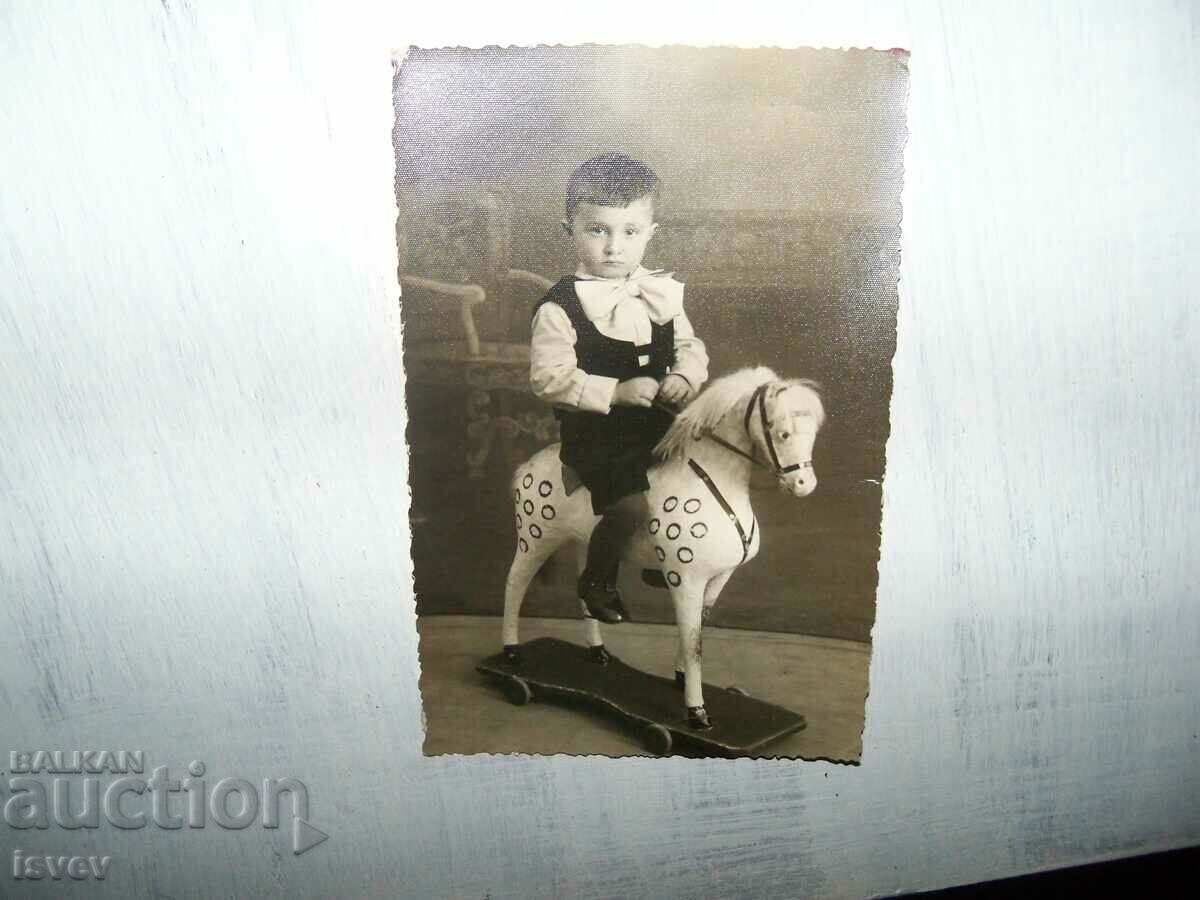 Livrarea Copil vechi cu o carte cu o jucărie Livrarea Copil vechi cu o carte cu o jucărie