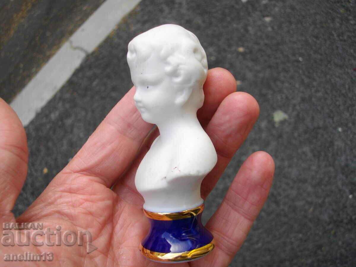 FIGURĂ DE PORȚELAN VECHE STATUETĂ cu preț € 18.00 | 35.20 BGN FIGURĂ DE PORȚELAN VECHE STATUETĂ cu preț € 18.00 | 35.20 BGN