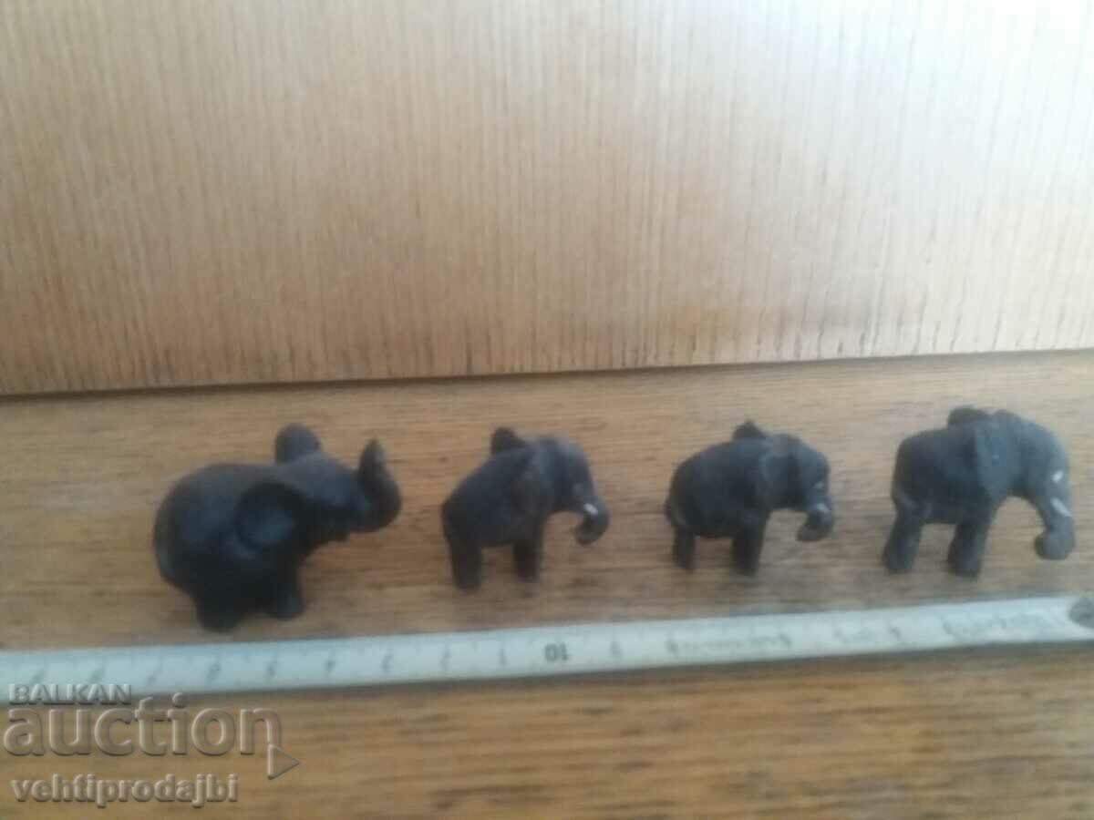 Lot de 4 elefanti mici din lemn