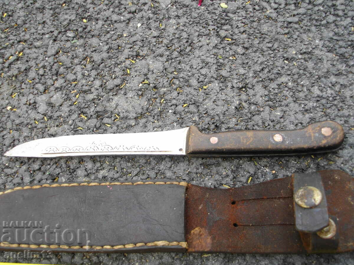 Auction  OLD KNIFE AND TWO CANS