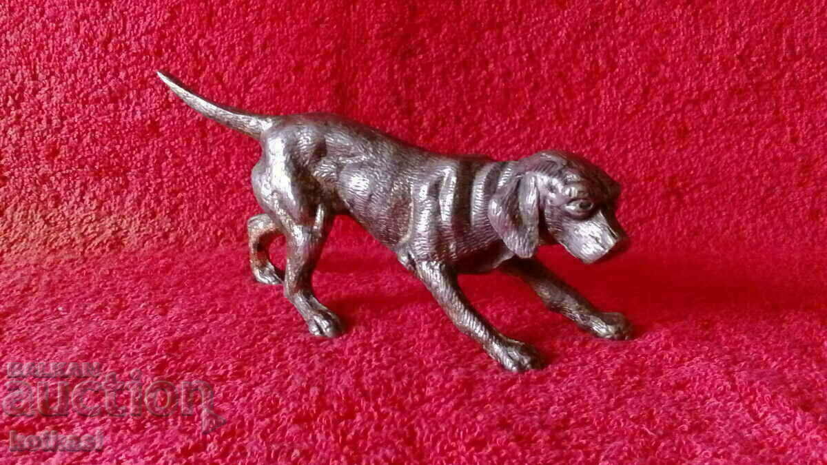Veche figură de metal a unui câine de vânătoare