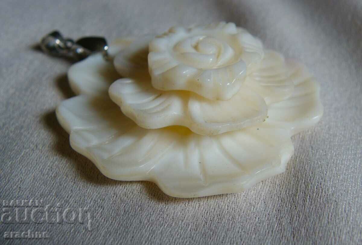 Delivery of Mother of pearl medallion with silver plating Delivery of Mother of pearl medallion with silver plating