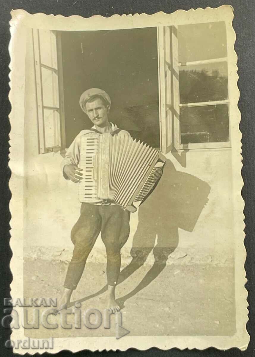 2505 Kingdom of Bulgaria plays the WWII accordion