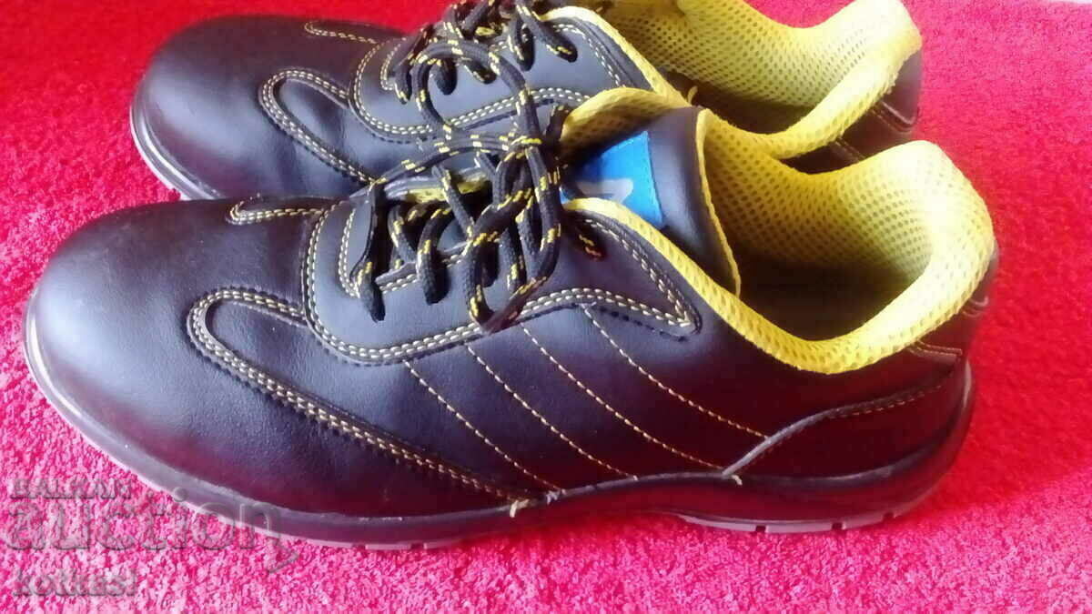 Work shoes with toe number 43 with price 21.00 BGN | € 10.74 Work shoes with toe number 43 with price 21.00 BGN | € 10.74