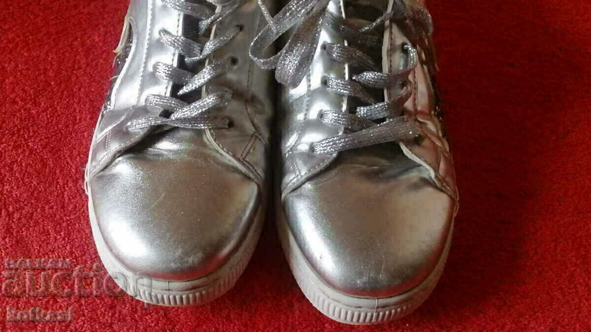 Women's sports shoes number 37/38 with price 21.00 BGN | € 10.74 Women's sports shoes number 37/38 with price 21.00 BGN | € 10.74