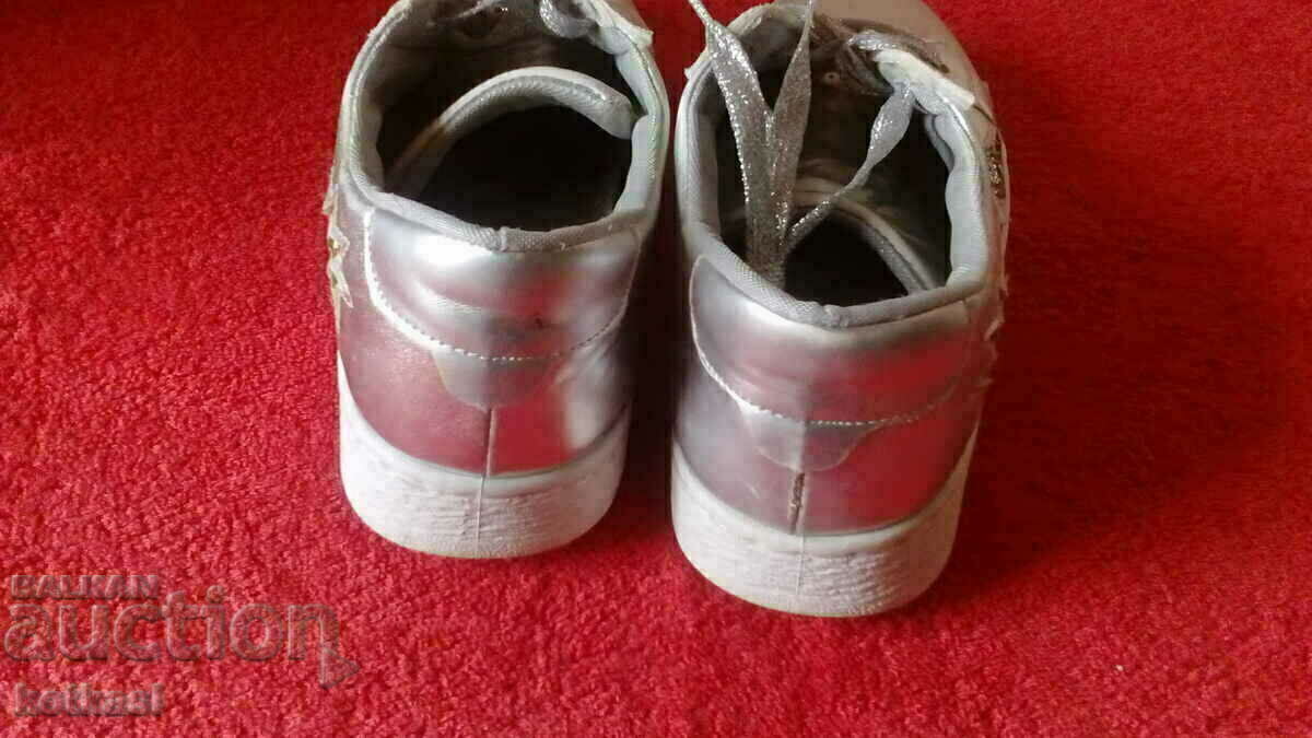 Delivery of Women's sports shoes number 37/38 Delivery of Women's sports shoes number 37/38