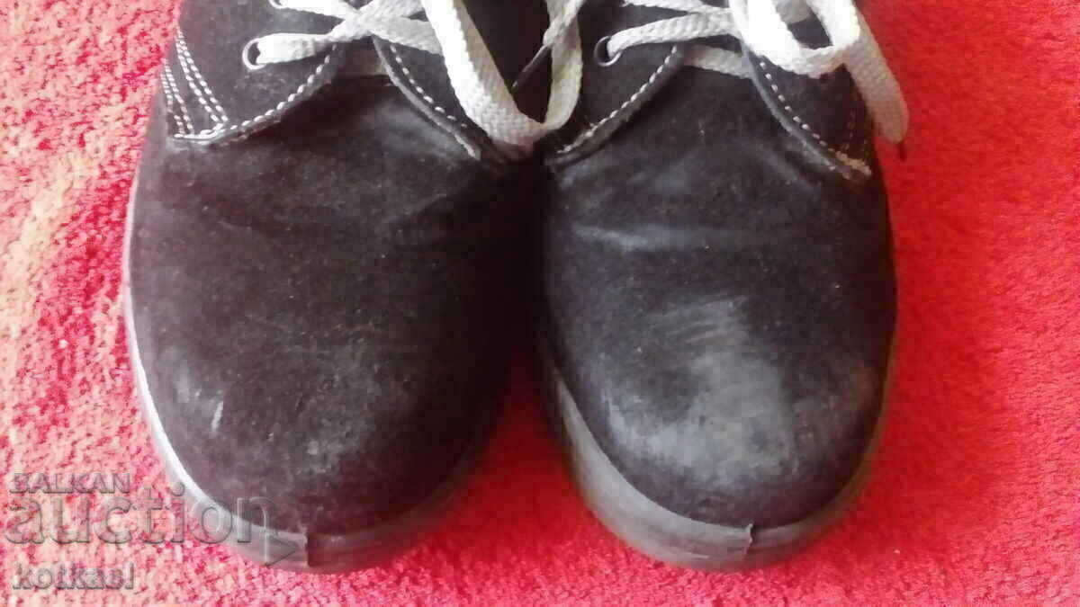 Work shoes with toe number 43 with price 10.50 BGN | € 5.37 Work shoes with toe number 43 with price 10.50 BGN | € 5.37