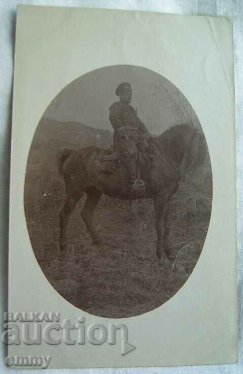 Стара снимка - царски офицер на кон