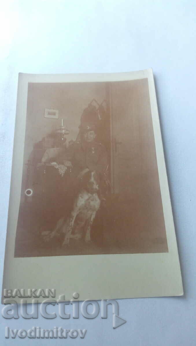 Ofițer foto cu Ordinul Curajului și un câine