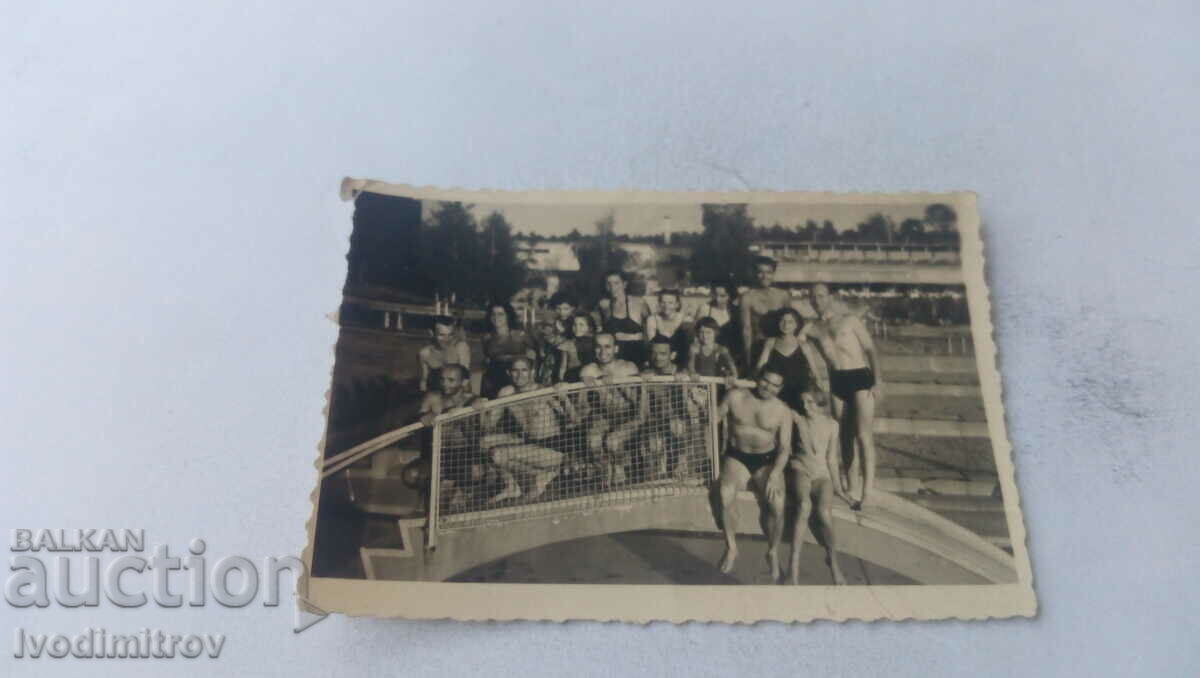 Photo Men and women in swimsuits at the swimming pool
