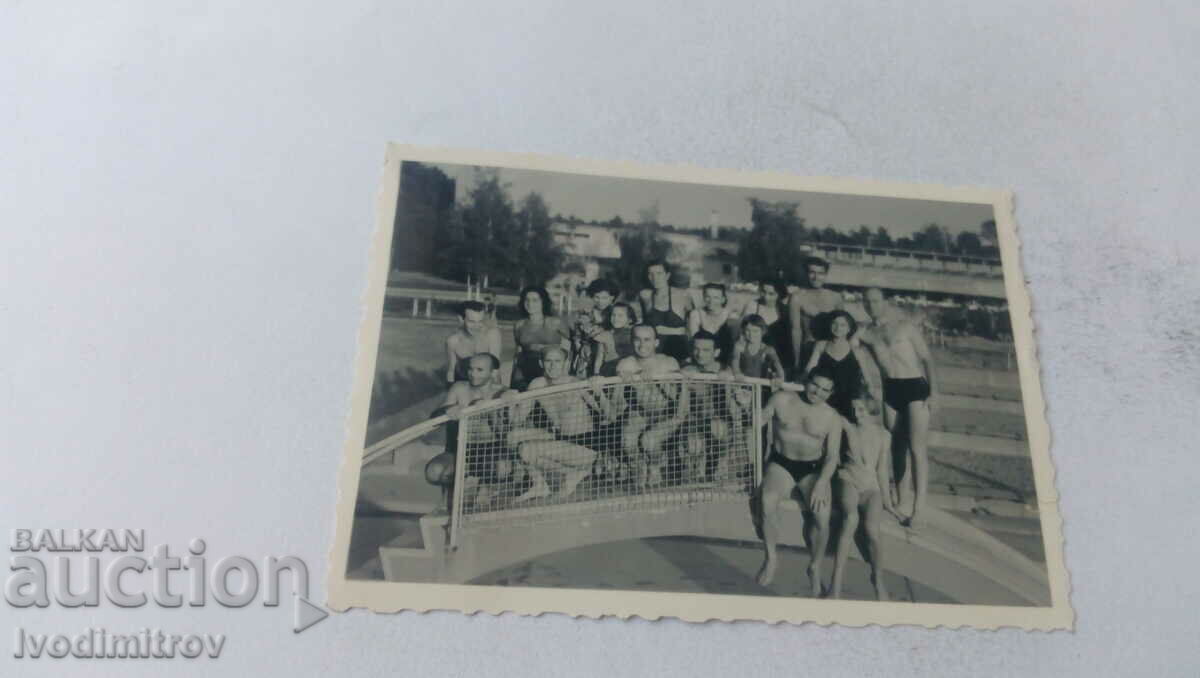 Снимка Мъже и жени по бански на плувен басейн