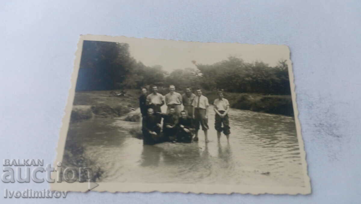 Φωτογραφία Άνδρες στο ποτάμι