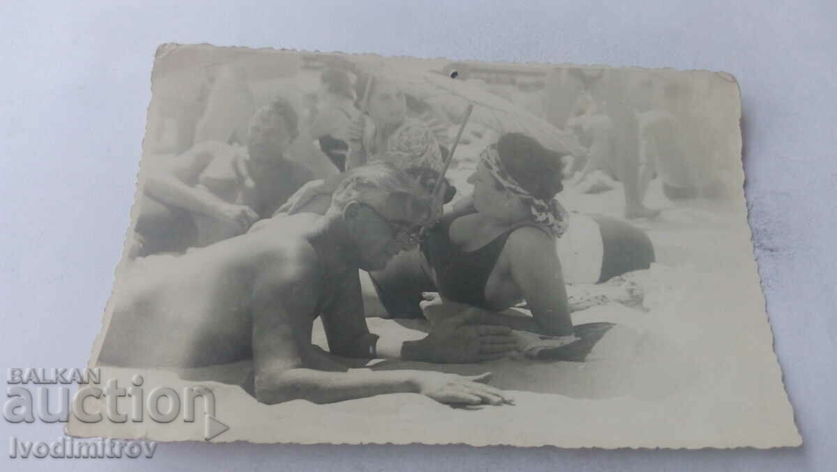 Photo Two men and two women on the beach
